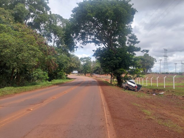 MOTORISTA PERDE O CONTROLE DO VECULO E BATE EM RVORE EM MANOEL RIBAS 