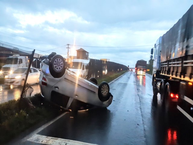 VECULO CAPOTA NA BR 376 APS MOTORISTA PERDER O CONTROLE