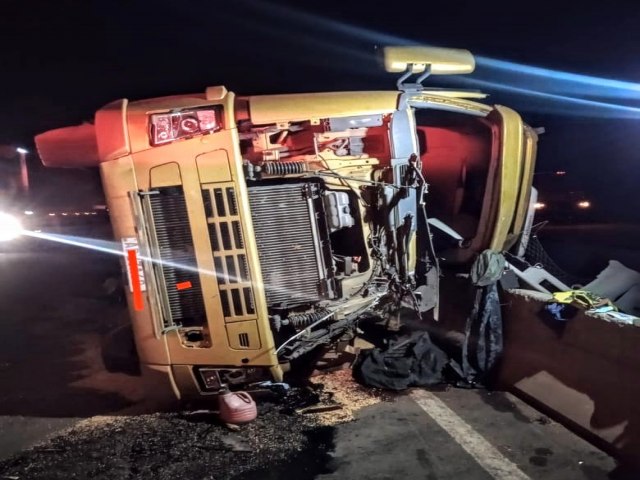 CAMINHONEIRO MORRE APS TOMBAMENTO NA BR-376 EM TIBAGI(PR)