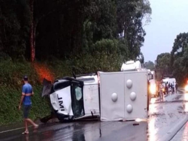 VIATURA DO IML QUE ESTAVA NO CAMINHO DE OCORRNCIA SE ENVOLVE EM ACIDENTE VIOLENTO NO PARAN