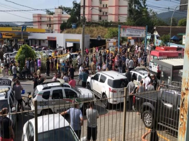 HOMEM ARMADO COM MACHADINHA INVADE CRECHE, ATACA CRIANAS E QUATRO ENTRAM EM BITO.