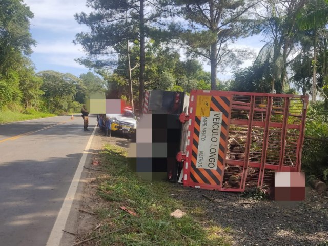 TOMBAMENTO DE CAMINHO DEIXA MOTORISTA FERIDO NA PR-340 ENTRE TELMACO E TIBAGI