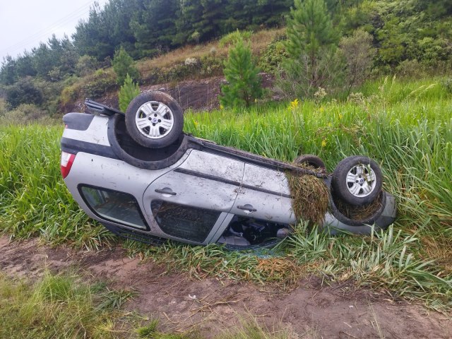 CAPOTAMENTO DEIXA FERIDOS NA RODOVIA PR-151 EM JAGUARIAVA 