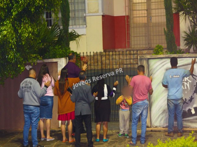 MEMBROS DE IGREJA FAZEM ORAES EM FRENTE DE CMEIS E ESCOLAS PEDINDO PROTEO PARA AS CRIANAS 