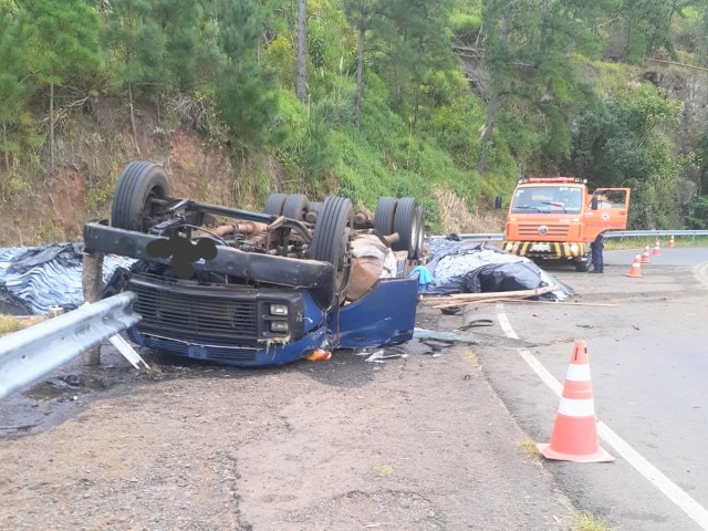 MOTORISTA ENTRA EM BITO APS TOMBAR O CAMINHO NA PR-170 EM PINHO (PR)