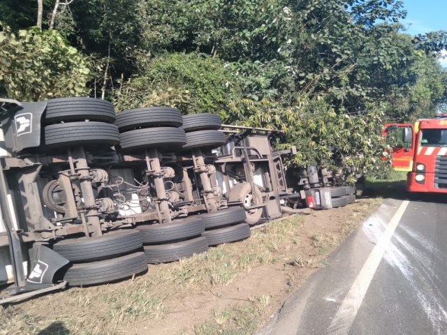 MOTORISTA FICA GRAVEMENTE FERIDO APS TOMBAMENTO NA PR-092 EM JAGUARIAVA