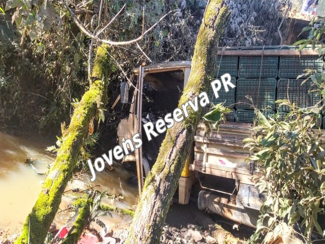 CAMINHO CAI DENTRO DE RIO NO INTERIOR DE RESERVA 