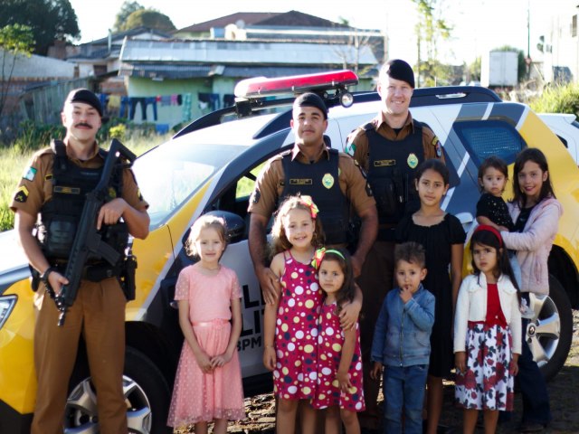 GAROTINHA F DA POLCIA MILITAR RECEBE VISITA DA PM EM SEU ANIVERSRIO