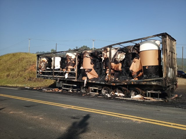 CAMINHO PEGA FOGO NA PR-239 EM SENGS (PR)