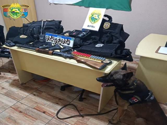 POLCIA PRENDE INDIVDUO E APREENDE MUNIES E EQUIPAMENTOS DE QUADRILHA QUE SE PASSAVA POR POLICIAIS NA REGIO