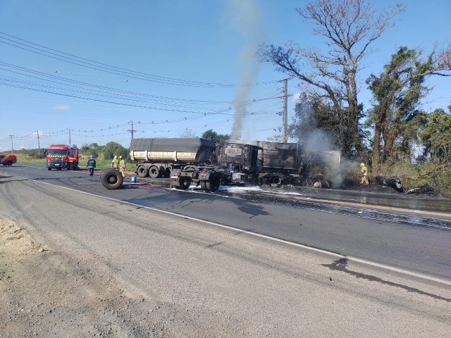 VECULO PEGA FOGO APS COLISO NA BR 373 EM PONTA GROSSA