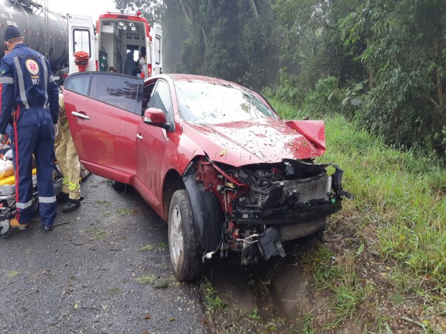 CONDUTOR FICA GRAVEMENTE FERIDO EM ACIDENTE NA BR-376 EM TIBAGI (PR)