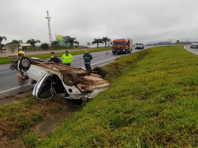 VECULO CAPOTA E DEIXA TRS FERIDOS NA PR-151 EM CARAMBE (PR)