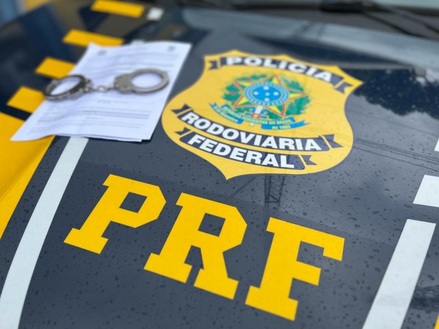 PRF, EM GUARAPUAVA, PRENDE HOMEM PROCURADO POR TRFICO de DROGAS E PORTE ILEGAL DE ARMA DE FOGO