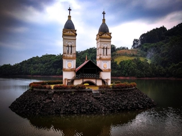 O MISTRIO DAS TORRES DA IGREJA SUBMERSA