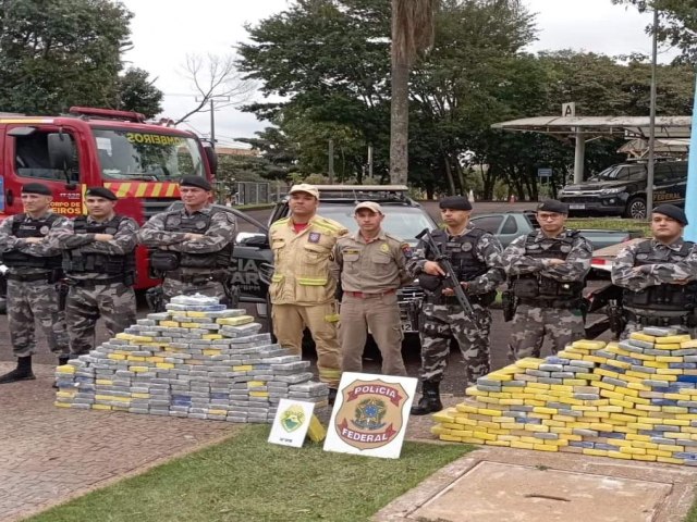 BOMBEIROS RETIRAM 471 KGS DE COCANA DE FUNDOS FALSOS DE PISCINAS