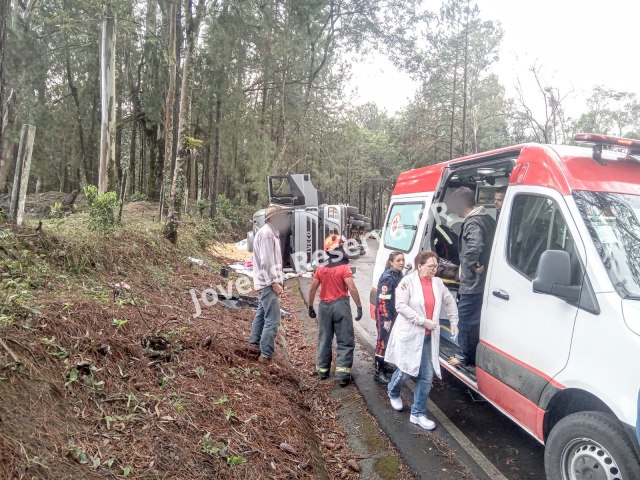 CARRETA TOMBA NA REGIO DA BAIXA FUNDA EM RESERVA E MOTORISTA FICA FERIDO