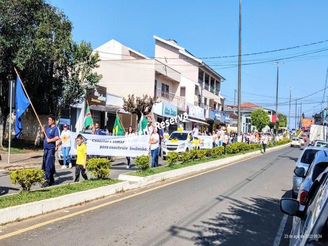 APAE REALIZA CAMINHADA DE CONSCIENTIZAO NA SEMANA NACIONAL DA PESSOA COM DEFICINCIA INTELECTUAL E MLTIPLA