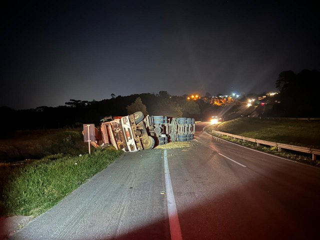 CARRETA TOMBA NA BR 277 EM CAMPO LARGO 