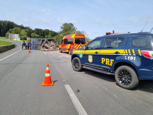 PRF ATENDE TOMBAMENTO DE CAMINHO COM VTIMA, NA BR 376,  KM 422, EM CAETANO MENDES 