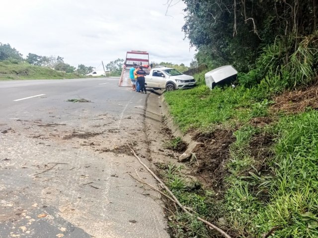 VECULO CAPOTA NA PR-160 EM TELMACO BORBA (PR)