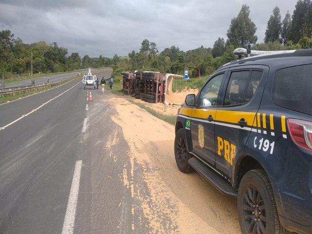 CARRETA TOMBA NA BR-376 EM TIBAGI E MOTORISTA FICA GRAVEMENTE FERIDO