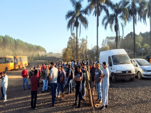 TRABALHADORES REALIZAM PROTESTO NA PR-160, ENTRE RESERVA E IMBA 