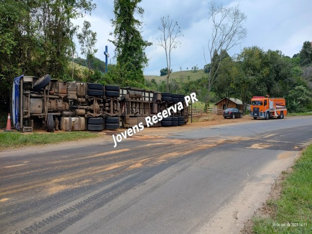 CAMINHO TOMBA E MOTORISTA FICA FERIDO NA RODOVIA PR-441 EM RESERVA (PR)