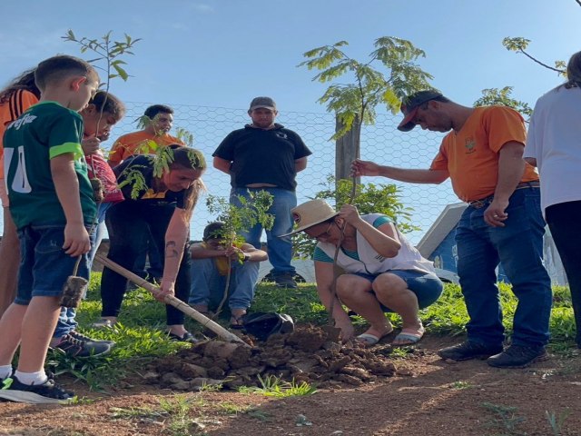 APAE DE RESERVA REALIZA CONSCIENTIZAO AMBIENTAL NO DIA DA RVORE 