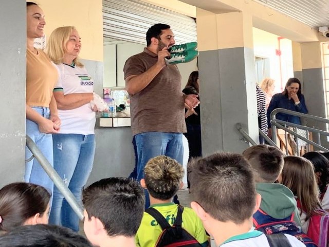 PREFEITURA DE RESERVA ENTREGA TNIS PARA ALUNOS DA REDE MUNICIPAL DE ENSINO