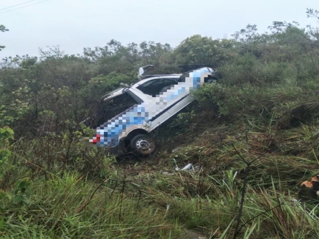 CONDUTOR PERDE CONTROLE DO VECULO E PARA SOBRE O BARRANCO EM VENTANIA (PR)