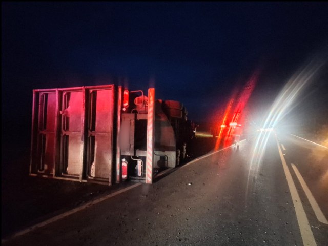 MOTORISTA FICA FERIDO APS TOMBAMENTO NA PR-466 EM MANOEL RIBAS (PR)