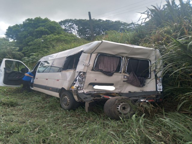 VAN DA PREFEITURA DE TELMACO BORBA SE ENVOLVE EM ACIDENTE NA PR-239 EM ARAPOTI (PR) 