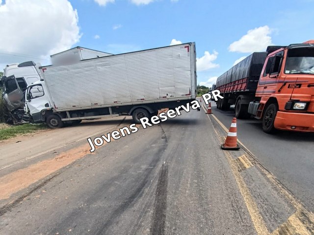 COLISO FRONTAL ENTRE DOIS CAMINHES DEIXA DOIS FERIDOS NA PR-092 EM ARAPOTI (PR)