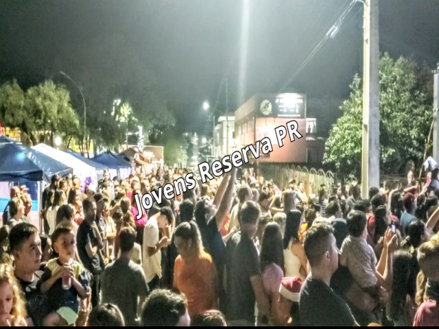 LUAU NA PRAA ESPECIAL DE NATAL ATRAI DIVERSAS FAMLIAS NO CENTRO DE RESERVA (PR)