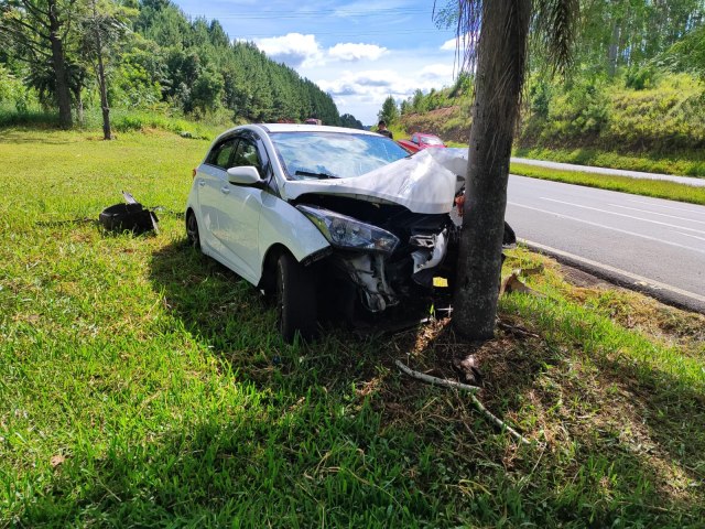 CONDUTOR FICA FERIDO APS BATER VECULO EM RVORE EM JAGUARIAVA (PR)