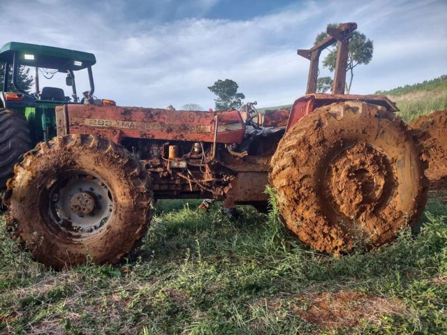 TRATOR FURTADO ESTAVA ENTERRADO NA REA RURAL DE CAMPINA DE SIMO (PR)