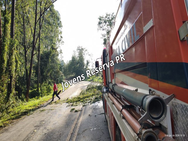 DEFESA CIVIL DE RESERVA  ACIONADA PARA DESOBSTRUIR A RODOVIA APS TEMPORAL