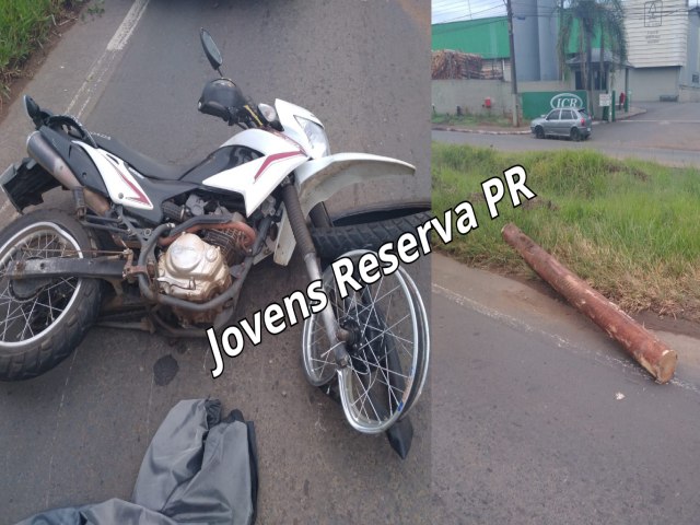 MOTOCICLISTA FICA FERIDO APS SER ATINGIDO POR TORA DE MADEIRA EM TELMACO BORBA (PR)