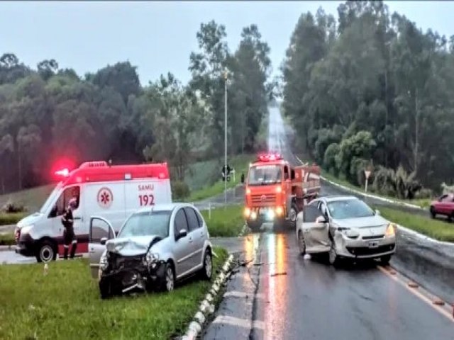 ACIDENTE DEIXA QUATRO PESSOAS FERIDAS NO TREVO DE MANOEL RIBAS (PR) 