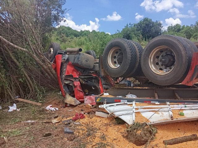 TOMBAMENTO DEIXA CONDUTOR FERIDO NA RODOVIA PR-459 EM PINHO (PR)