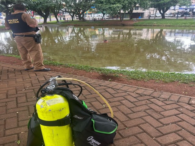 POLCIA MILITAR, JUNTO AO CORPO DE BOMBEIROS, REALIZA BUSCAS POR ARMA DE FOGO EM LAGO 