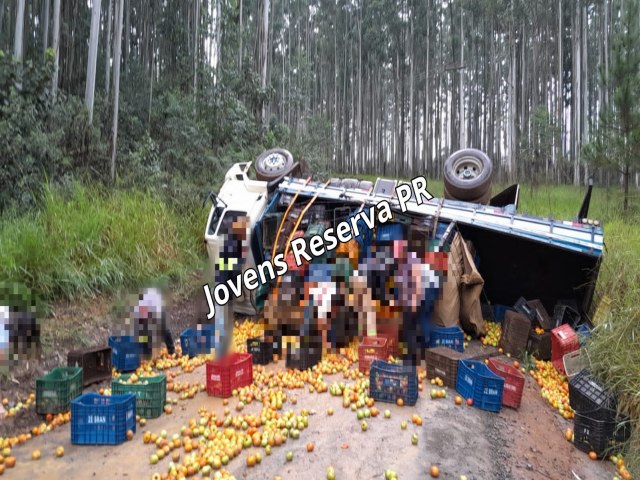 CAMINHO CARREGADO DE TOMATES TOMBA NO INTERIOR DE RESERVA (PR)