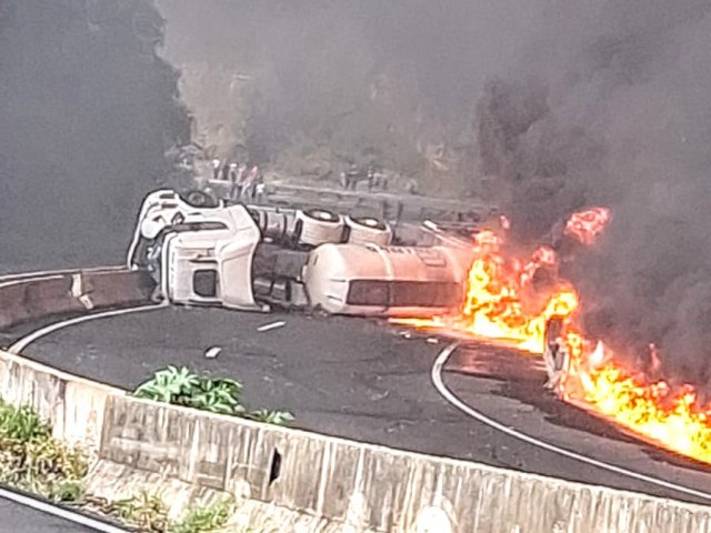 CAMINHO TOMBA E PEGA FOGO NA BR-376, NA REGIO DE TIBAGI (PR)