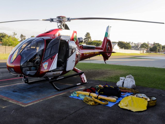 HELICPTERO QUE VAI AJUDAR VTIMAS DAS CHUVAS DECOLA PARA O RIO GRANDE DO SUL