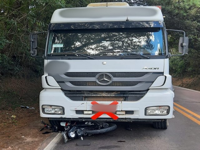 MOTOCICLISTA E PASSAGEIRA FICAM GRAVEMENTE FERIDOS EM COLISO NA PR-340