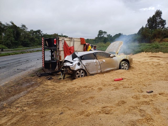 VECULO BATE EM CAMINHO TOMBADO NA BR-376 E PASSAGEIRA ENTRA EM BITO