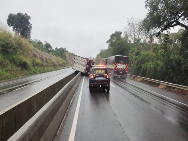 BR-376, NO TRECHO TIBAGI A PONTA GROSSA, EST PARCIALMENTE INTERDITADA DEVIDO A UM ACIDENTE 