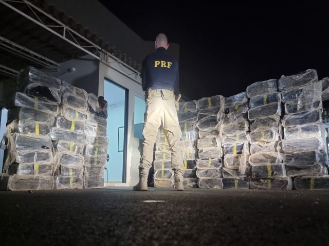 PRF APREENDE 2 TONELADAS DE MACONHA EM CAMB-PR