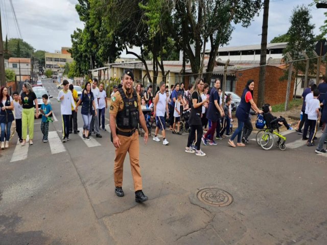 POLCIA MILITAR PARTICIPA DE CAMINHADA DA  APAE EM TELMACO BORBA-PR